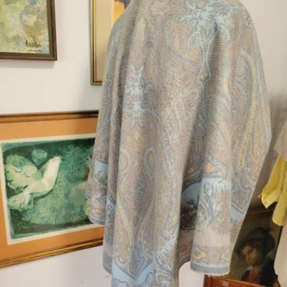 Pale Blue Silk Wool blend Wrap/Shawl in Blue and Grey Paisley Print - Picture 6 of 6